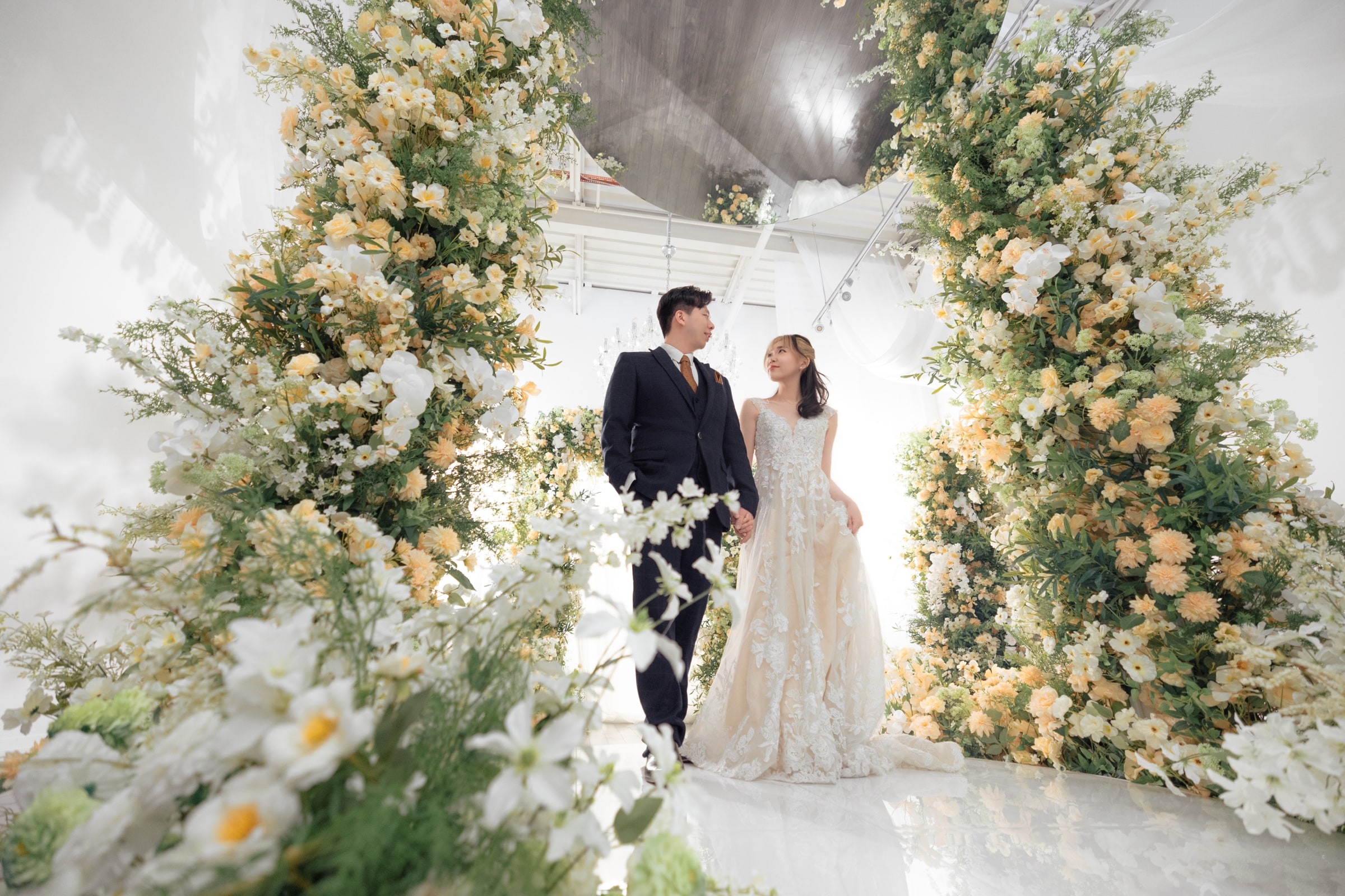 兰摄影 · 多伦多小型婚礼 · 花艺拱门下相依的新人
