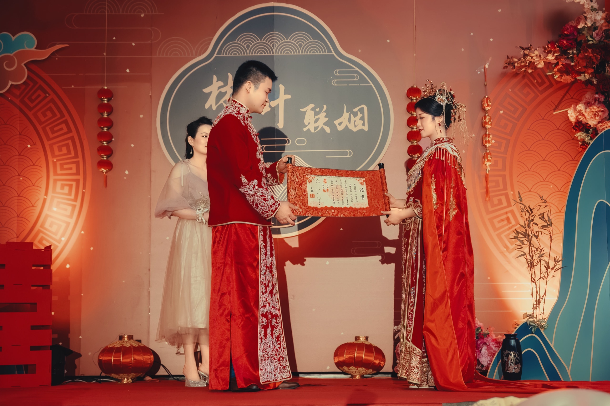 Exchanging the wedding scroll during the ceremony