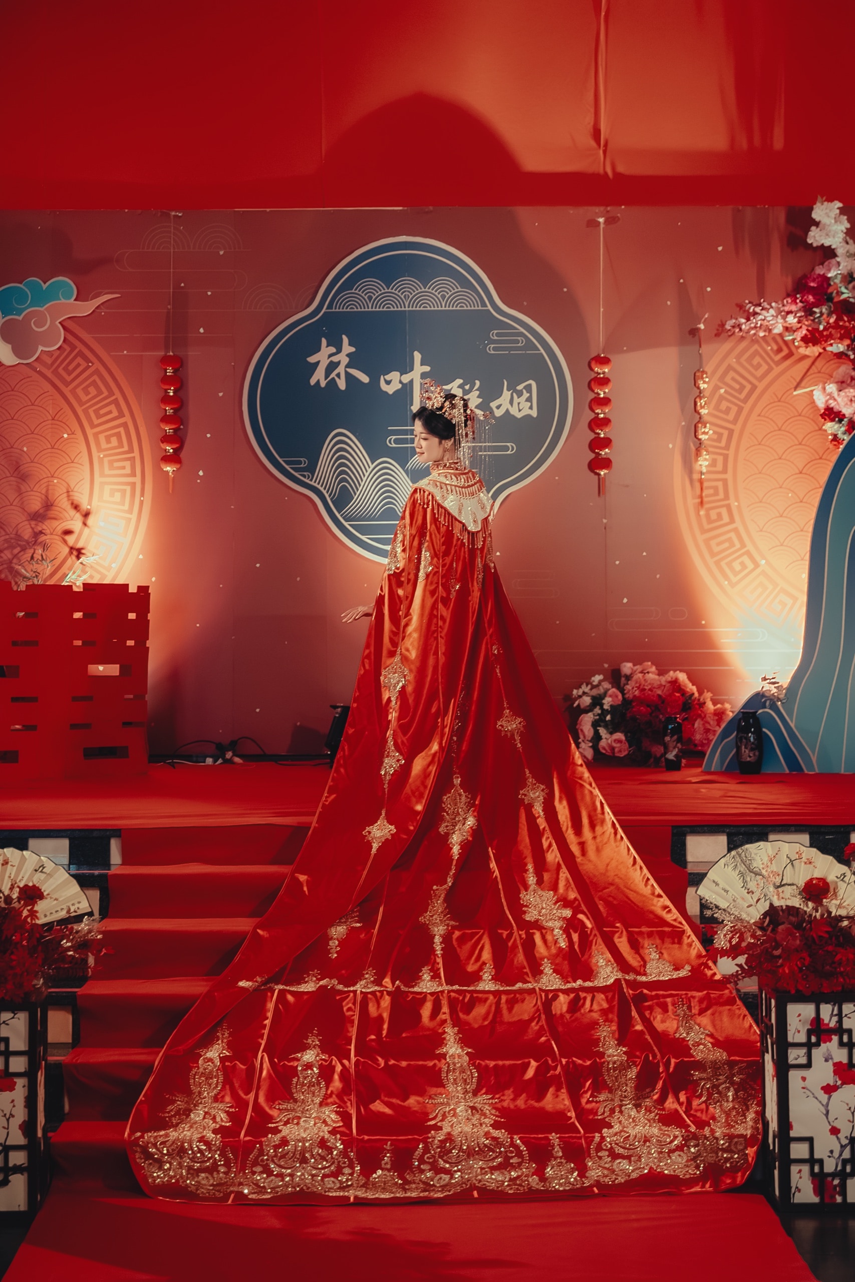 The bride on the aisle, her long train trailing