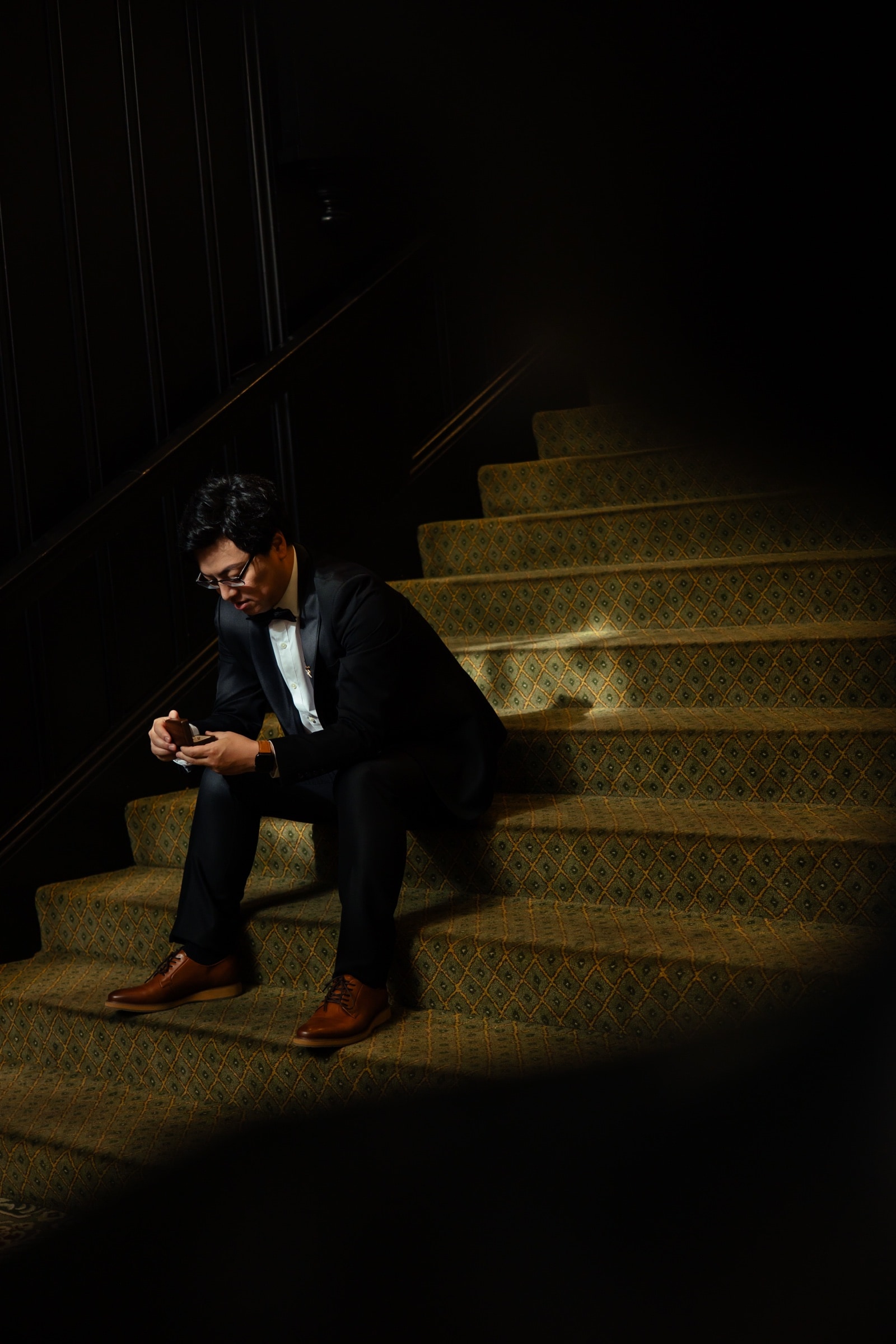 Portrait of the groom in the wood-panelled interior