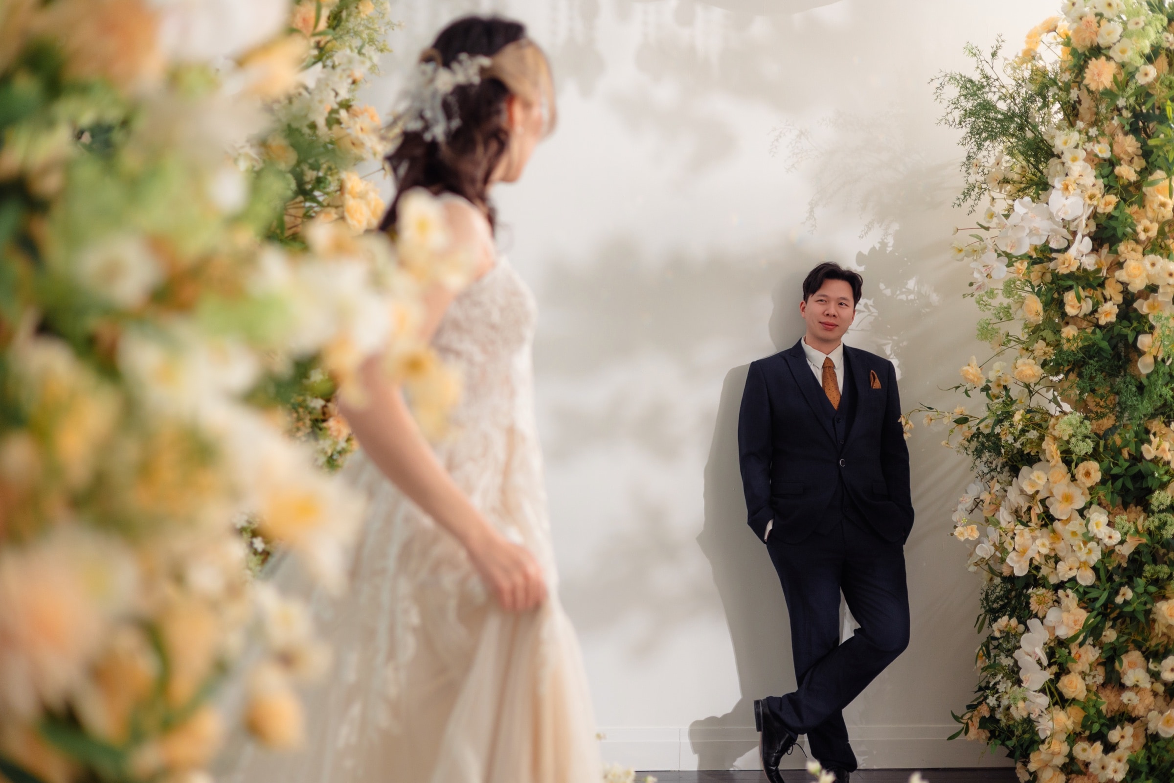 A tender moment by the floral arch